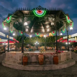 Figura LED abanico de fiestas patrias para adornar kioscos, parques públicos, avenidas, plazas, centros comerciales, negocios y municipios.