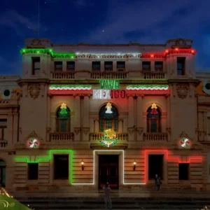 Figura LED de Campana con luces verdes en fachada de presidencia municipal para el grito de septiembre