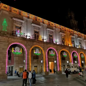 Figura LED decorativa grande para exterior en forma de Ofrenda hecha de material biodegradable reciclable para adorno de día de muertos en calles, avenidas, fachadas, presidencias municipales, parques, jardines, vía pública, centros comerciales y plazas comerciales