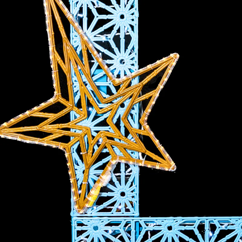 La figura LED gigante Portarretrato astral está fabricada con estructura de acero y material reciclado bioprint, incluye serie blanco frío y manguera LED blanco cálido