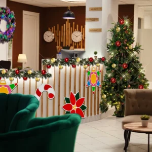 Decoración con Arbolito de Navidad Mágico de 2.10 metros de altura para oficinas, recepciones o salas de estas en empresas
