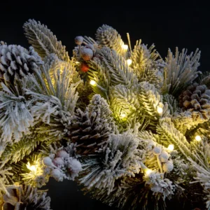 Corona de Navidad con Nieve, Bellotas y Luces LED incluidas lista para montar