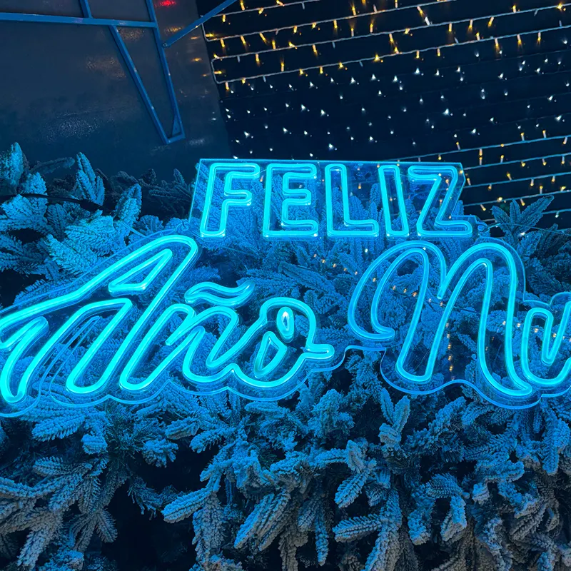 Ejemplo del letrero con letras Feliz Año Nuevo iluminado con Manguera neón azul para iluminación monumental