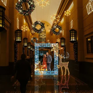 La figura LED Reno Dorado gigante se puede usar en interior y exterior como fachadas, pasillos, calles, avenidas, centros comerciales y hoteles.
