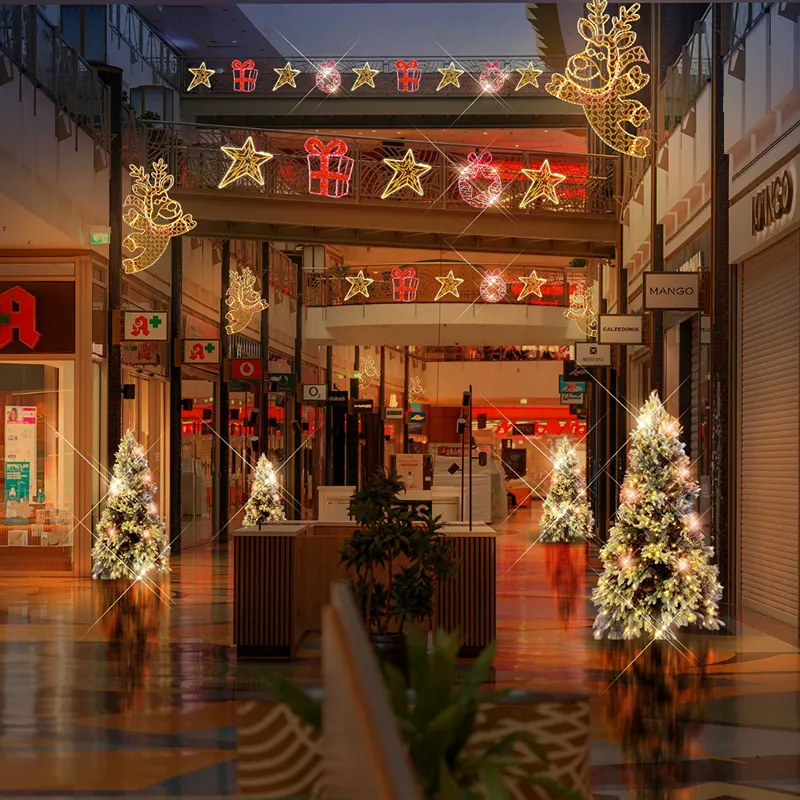 La figura LED Reno con bufanda gigante se puede montar en exteriores e interiores en plazas comerciales, pasillos, fachadas, parques y plazas públicas.