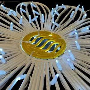 La Figura LED Gigante en forma de flor de Margarita está fabricada con material reciclado Bioprint resistente a la intemperie