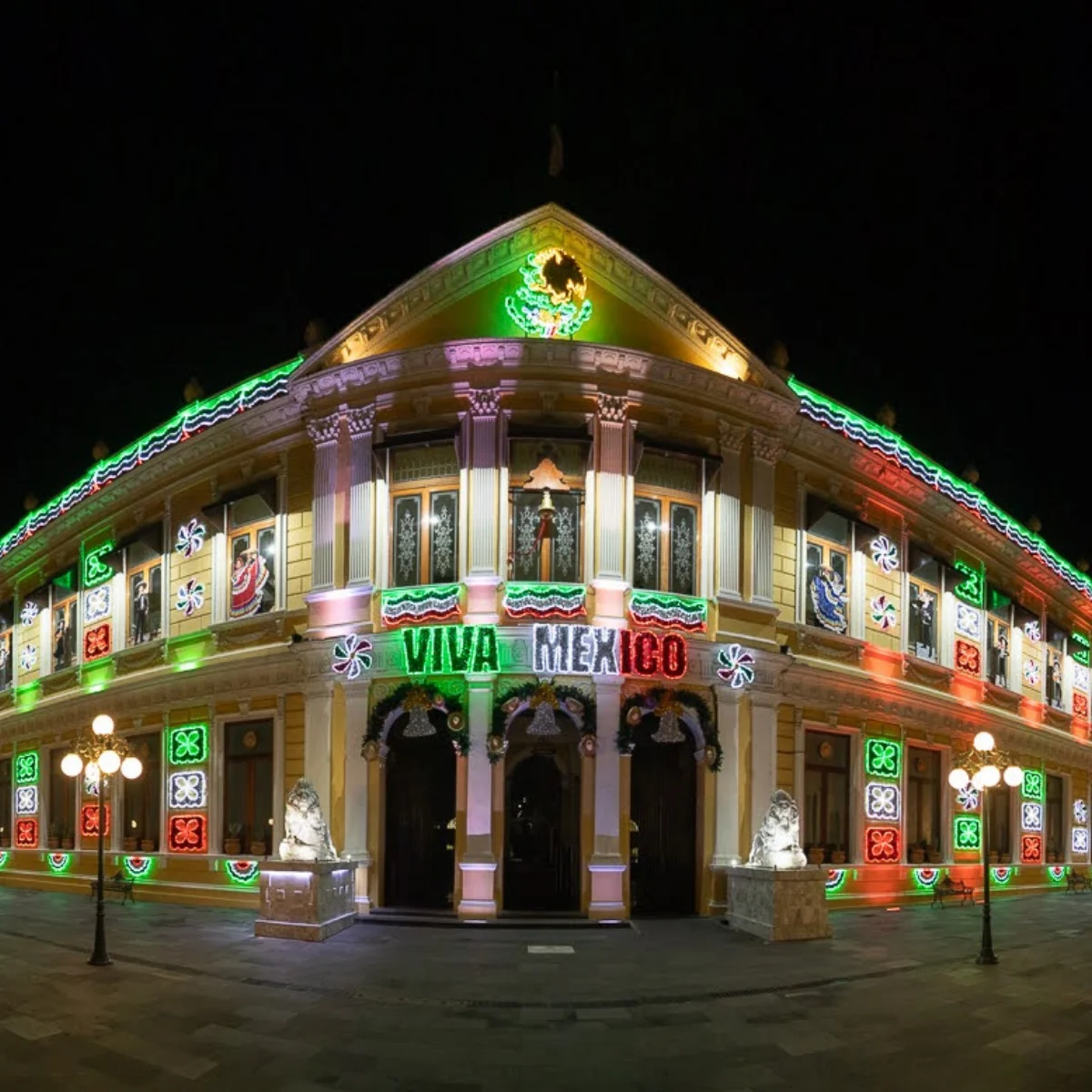 Figura LED Escudo Nacional Mexicano para fiestas patrias, decoración de fachadas de monumentos y presidencias, plazas públicas, zócalos, centros comerciales y negocios