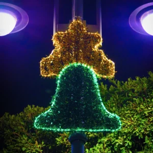 Figura LED de Campana con luces verdes en fachada de presidencia municipal para el grito de septiembre