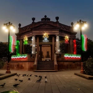 Figura LED Pendón Tricolor grande para adornar calles, avenidas y espacios públicos