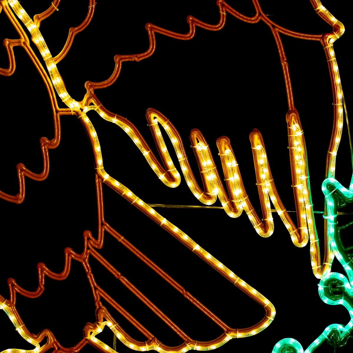 Figura LED Escudo de Fiestas Patrias fabricado con material reciclado y luces LED para septiembre