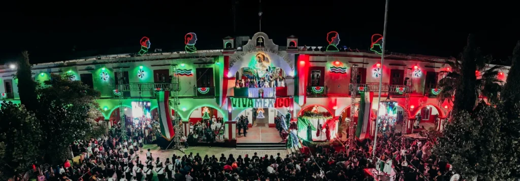 Zócalo municipal proyecto de iluminación monumental en Día de la independencia