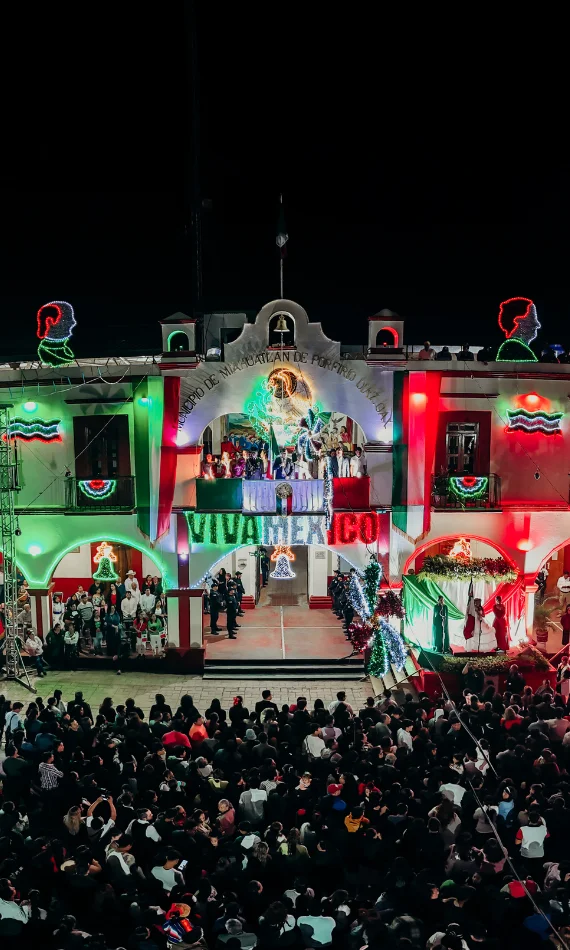 Cliente con adorno en zócalo para fiestas patrias mexicanas