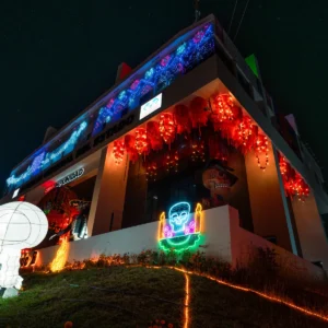Figura LED decorativa grande para exterior en forma de Ofrenda hecha de material biodegradable reciclable para adorno de día de muertos en calles, avenidas, fachadas, presidencias municipales, parques, jardines, vía pública, centros comerciales y plazas comerciales