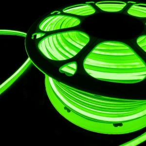 Detalle de iluminación continua y brillo en rollo de manguera LED neón color verde