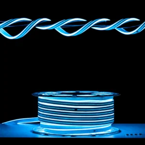 Detalle de flexibilidad y luz continua de manguera LED neón azul ice sobre carrete