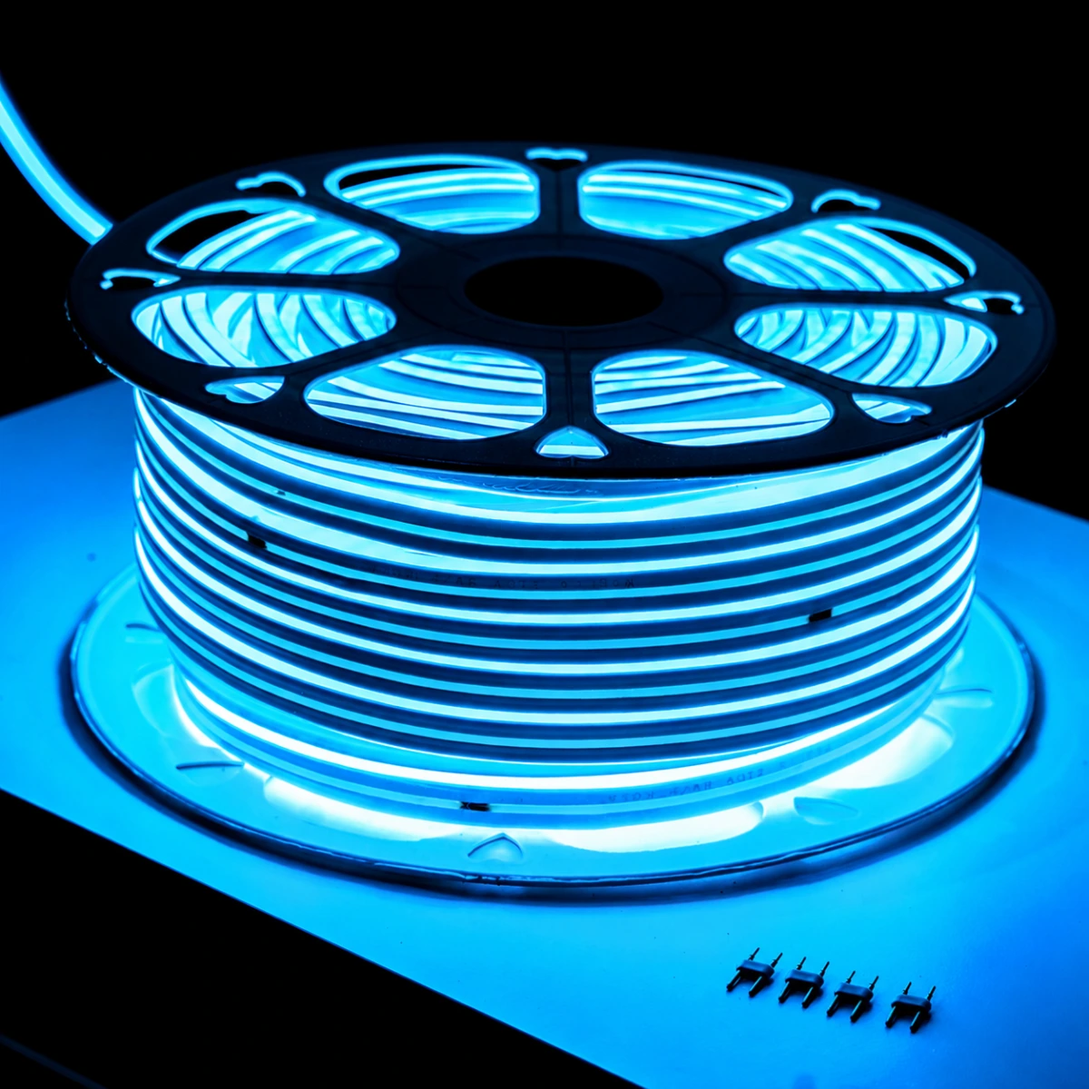 Carrete de manguera LED neón color azul ice de 50 metros encendida