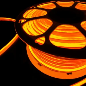 Detalle de iluminación continua en rollo de manguera LED neón color naranja