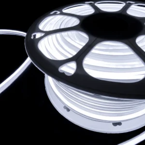 Detalle de rollo y luz continua de manguera LED neón color blanco frío sobre carrete