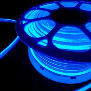 Detalle de iluminación continua y brillo en rollo de manguera LED neón color azul