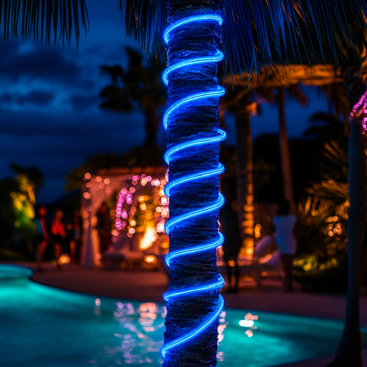 Manguera LED neón azul instalada decorando tronco de palmera en exterior nocturno