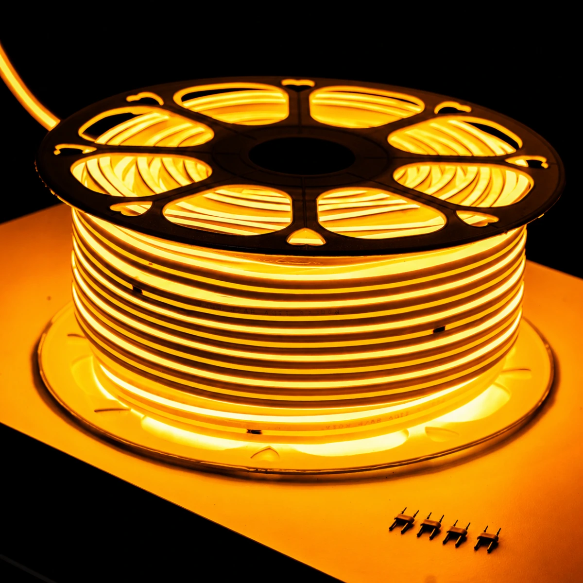 Carrete completo de manguera LED neón ámbar de 50 metros encendida para exteriores