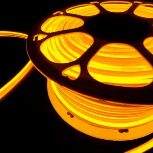 Detalle de iluminación continua y brillo cálido en rollo de manguera LED neón color ámbar
