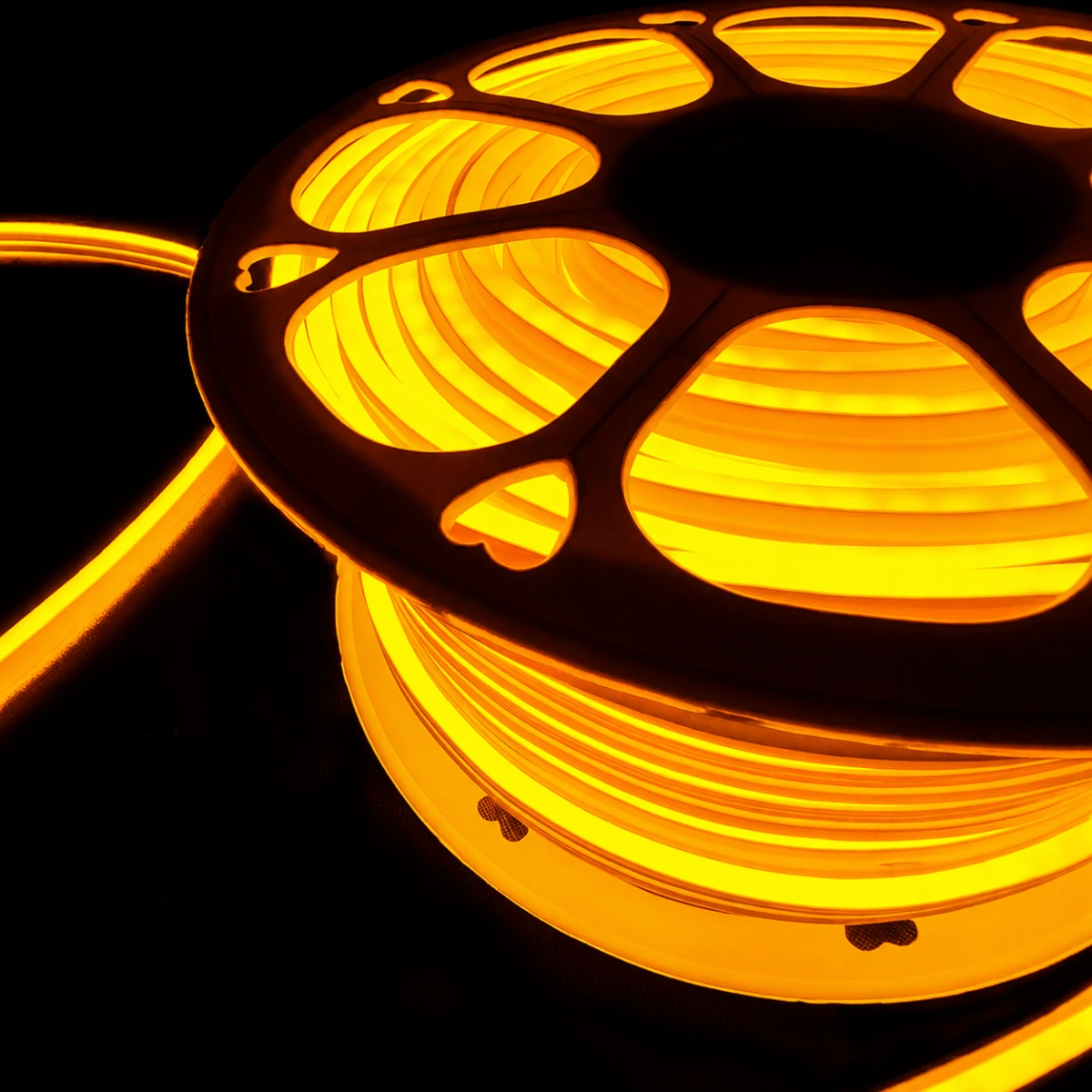 Detalle de iluminación continua y brillo cálido en rollo de manguera LED neón color ámbar