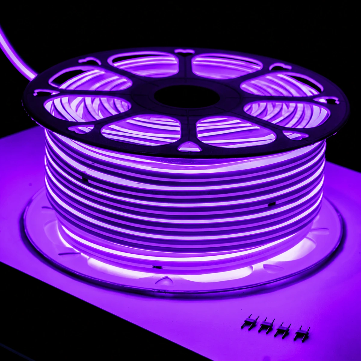 Carrete de manguera LED neón morado de 50 metros encendida para exteriores