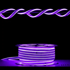 Detalle de flexibilidad y luz continua de manguera LED neón morada sobre carrete