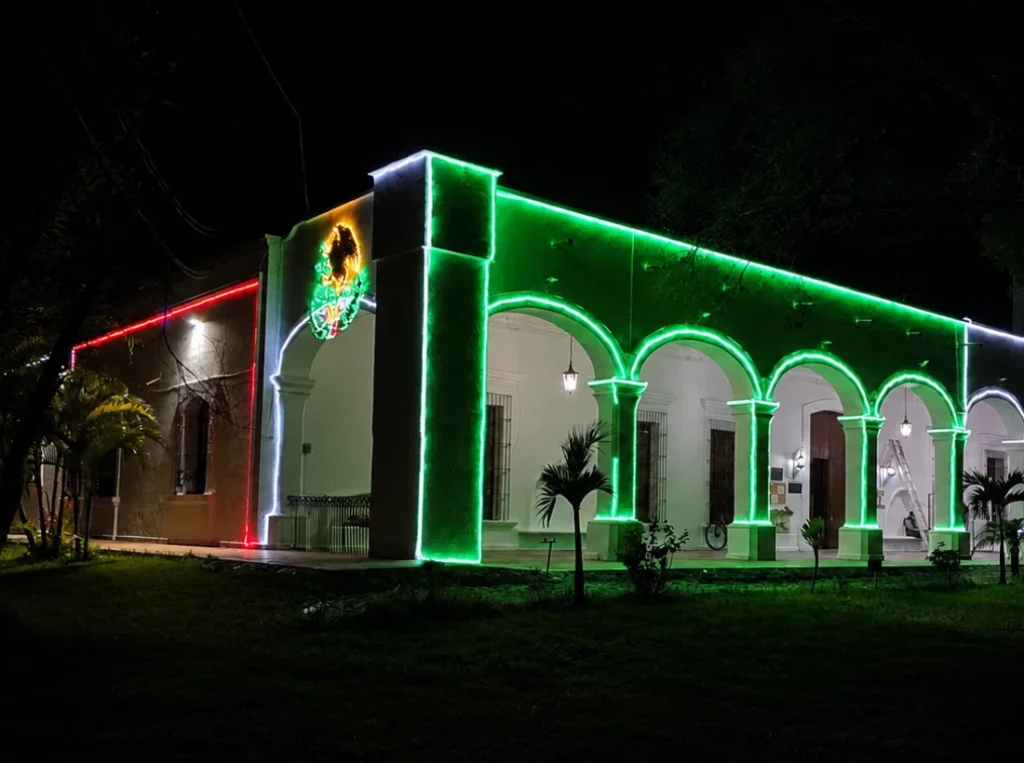 Fabricante de adornos luminosos monumentales en México