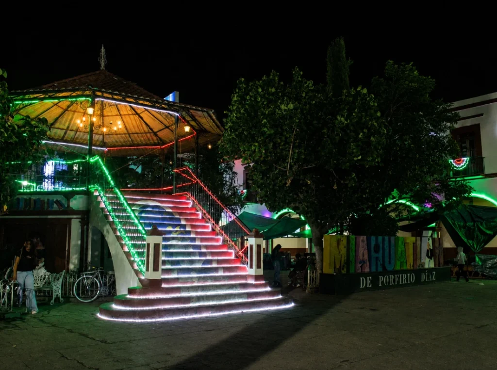 Fabricante de adornos para plazas, zócalos y municipios en México